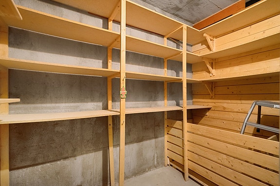 En bod i kjeller, i tillegg til at borettslaget har en fellesbod