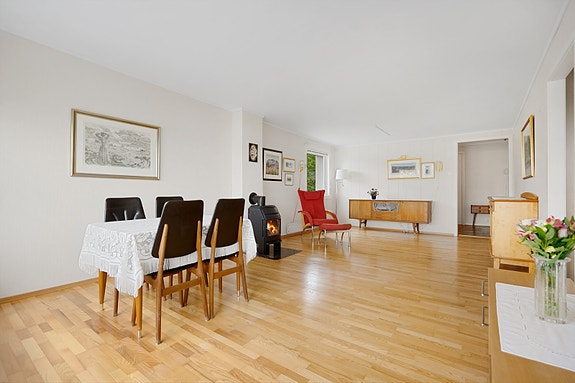 Leiligheten ligger på enden av bygget, noe som byr på rikelig med lysinnslipp