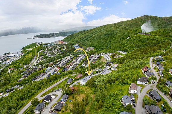 Det er nærhet til UNN Narvik, barnehage, barneskole, dagligvarebutikker og flotte turområder