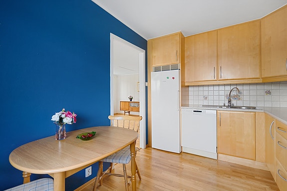 Kjøkkenet gir også muligheter for et praktisk kjøkkenbord