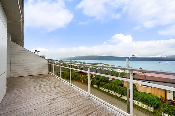 Leiligheten ligger i 3.etasje med fantastisk utsikt utover Ofotfjorden, mot Bjerkvik og utover byen