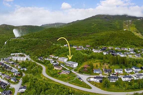 Leiligheten ligger i blindgate, noe som gir lite trafikk og støy