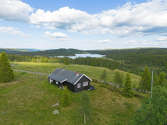 Koselig hytte i rolige omgivelser med fin utsikt og gode solforhold. Fint turterreng. Strøm - Innlagt vann - Helårsvei., Etnedal