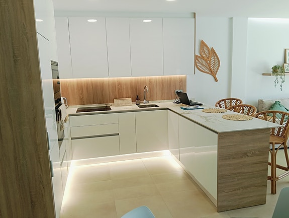 Moderne villa med takterrasse - Stor uteplass med privat basseng - 3 soverom og 3 bad - Parkering