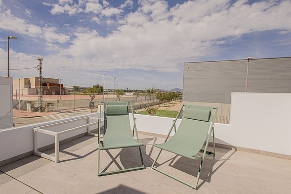 Moderne villa med takterrasse - Stor uteplass med privat basseng - 3 soverom og 3 bad - Parkering