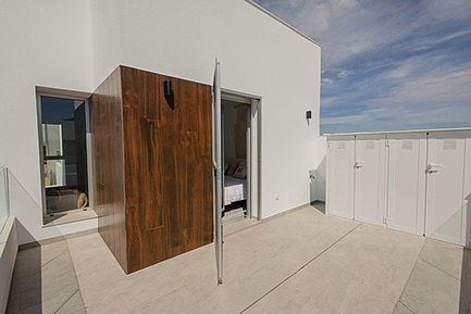 Moderne villa med takterrasse - Stor uteplass med privat basseng - 3 soverom og 3 bad - Parkering