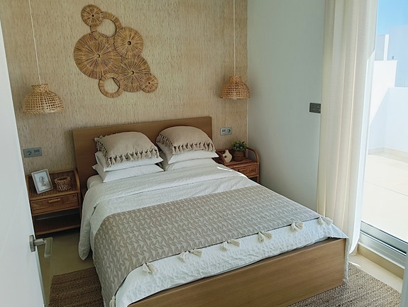 Moderne villa med takterrasse - Stor uteplass med privat basseng - 3 soverom og 3 bad - Parkering