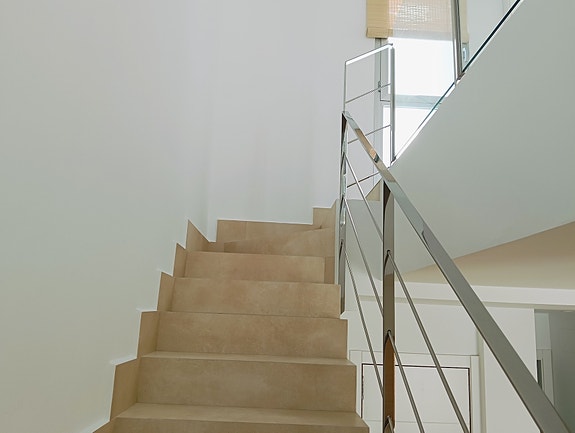 Moderne villa med takterrasse - Stor uteplass med privat basseng - 3 soverom og 3 bad - Parkering