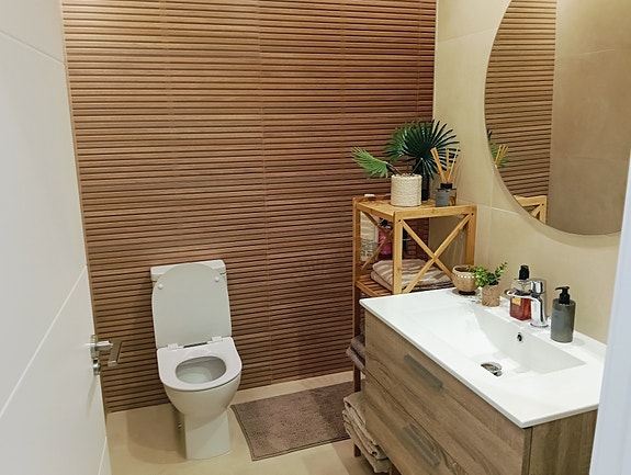 Moderne villa med takterrasse - Stor uteplass med privat basseng - 3 soverom og 3 bad - Parkering