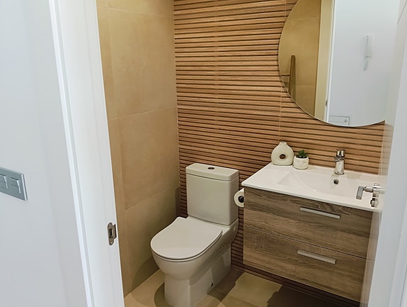 Moderne villa med takterrasse - Stor uteplass med privat basseng - 3 soverom og 3 bad - Parkering