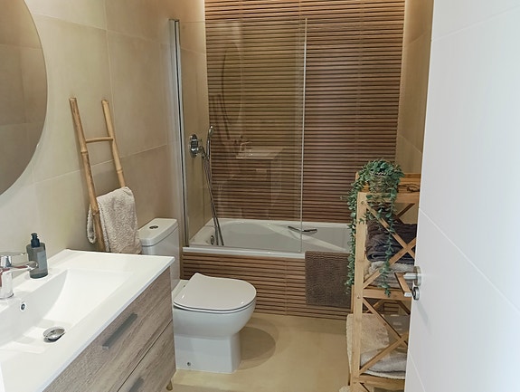 Moderne villa med takterrasse - Stor uteplass med privat basseng - 3 soverom og 3 bad - Parkering