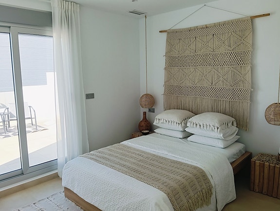 Moderne villa med takterrasse - Stor uteplass med privat basseng - 3 soverom og 3 bad - Parkering