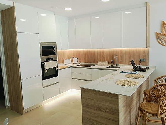 Moderne villa med takterrasse - Stor uteplass med privat basseng - 3 soverom og 3 bad - Parkering