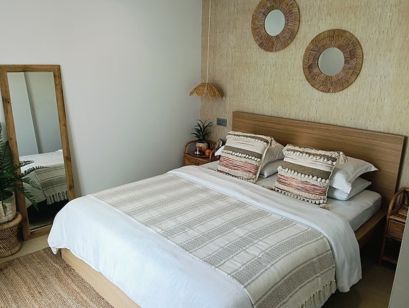 Moderne villa med takterrasse - Stor uteplass med privat basseng - 3 soverom og 3 bad - Parkering