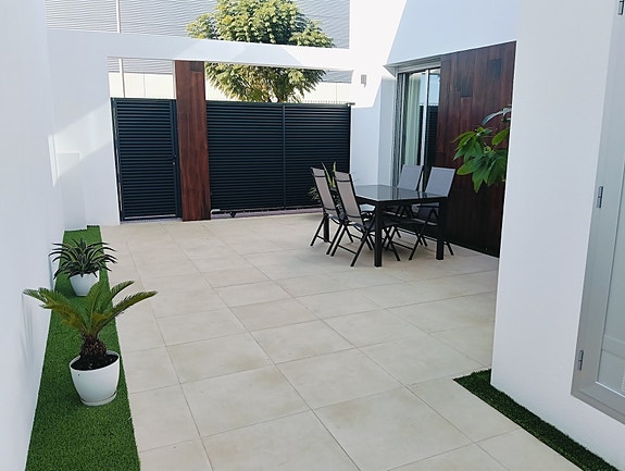 Moderne villa med takterrasse - Stor uteplass med privat basseng - 3 soverom og 3 bad - Parkering