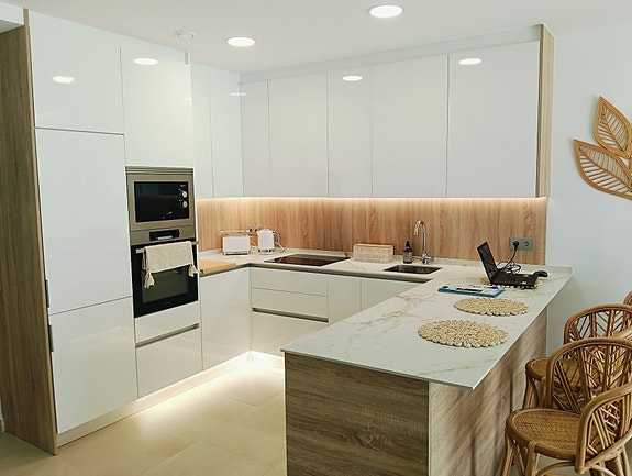 Moderne villa med takterrasse - Stor uteplass med privat basseng - 3 soverom og 3 bad - Parkering