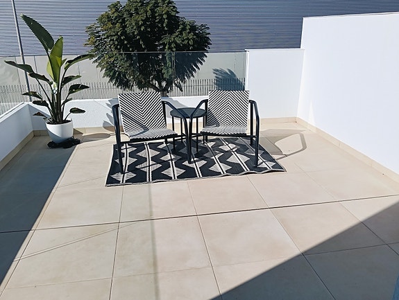 Moderne villa med takterrasse - Stor uteplass med privat basseng - 3 soverom og 3 bad - Parkering