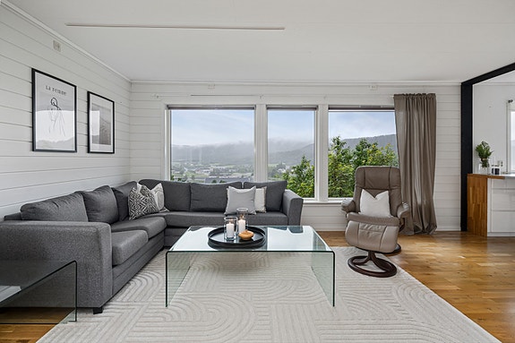 Velkommen til en meget flott og innholdsrik enebolig med nydelig utsikt og sentral beliggenhet!