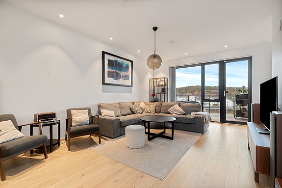 Velkommen til Sukkevannslia 64! Boligen er presentert av Andre Sandvik v/Aktiv eiendomsmegling avd. Kristiansand. Foto: Ivars Upe