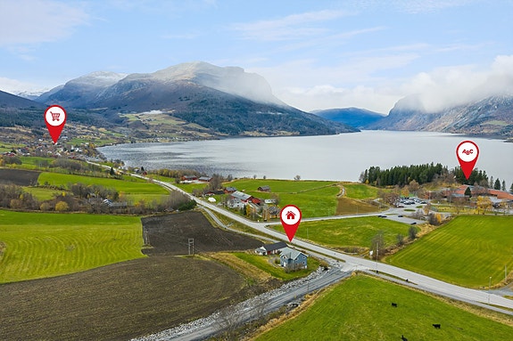 Velkommen til Burmavegen 1, en boligeiendom med attraktiv og solrik beliggenhet i naturskjønne omgivelser i Vang i Valdres. Fotograf: Tor Solberg.