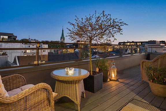 KUNSTNERGÅRDEN - Leiligheten har en nydelig beliggenhet i TOPPetasjen på byggets sørENDE.