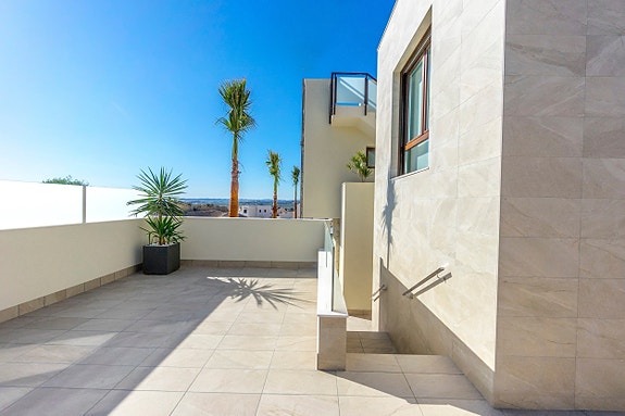 Stilren villa med 3 soverom, 4 bad og eget basseng   topp standard og flott plassering