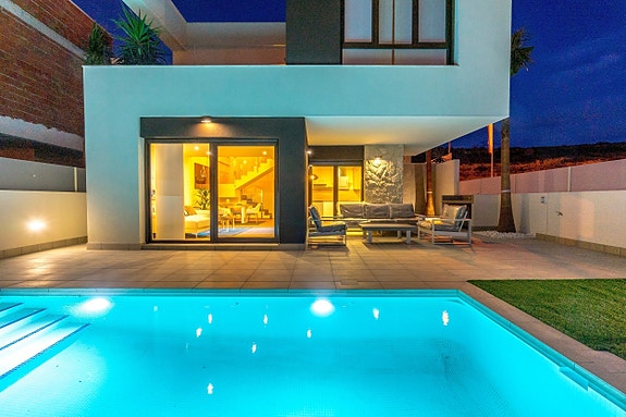 Stilren villa med 3 soverom, 4 bad og eget basseng   topp standard og flott plassering