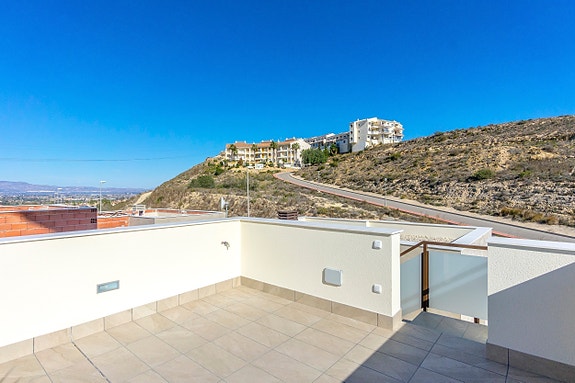 Stilren villa med 3 soverom, 4 bad og eget basseng   topp standard og flott plassering