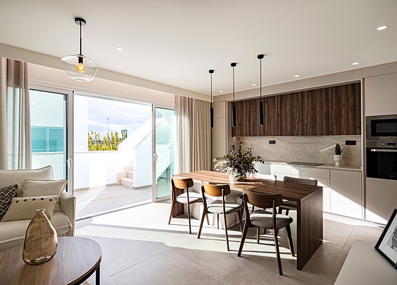 Lekker penthouse leilighet med takterrasse | Bare 400 m til vakker sandstrand | Førsteklasses felles fasiliteter