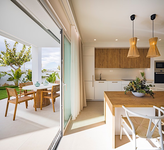 Lekker penthouse leilighet med takterrasse | Bare 400 m til vakker sandstrand | Førsteklasses felles fasiliteter