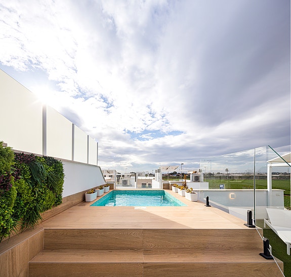 Lekker penthouse leilighet med takterrasse | Bare 400 m til vakker sandstrand | Førsteklasses felles fasiliteter