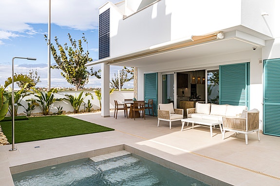 Lekker penthouse leilighet med takterrasse | Bare 400 m til vakker sandstrand | Førsteklasses felles fasiliteter