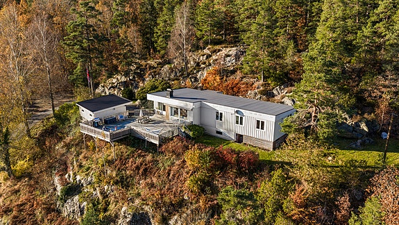 Velkommen til hyggelig enebolig på en stor tomt, på en høyde med utsikt og gode solforhold. Foto av Christian i Sørvær Media.