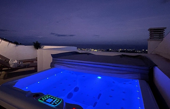 PENTHOUSE | Privat jacuzzi | 106m2 terrasse | 3 soverom, 2 bad. Treningsfasiliteter