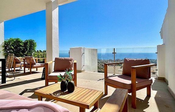 PENTHOUSE | Privat jacuzzi | 106m2 terrasse | 3 soverom, 2 bad. Treningsfasiliteter