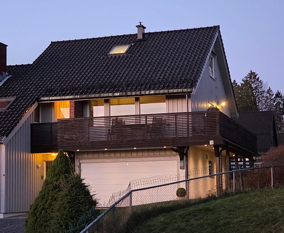 Velkommen til Trosteveien 18, en hyggelig familieboig på høydedrag med gangavstand til Bekkestua.