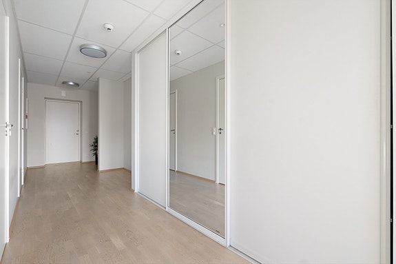 Gangen er utstyrt med stor skyvedørsgarderobe