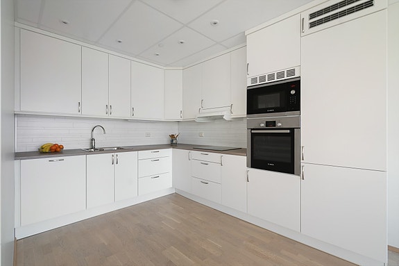 Lyst og praktisk kjøkken med godt arbeidsområde og plass til spisebord i tilknytning til stuen. Perfekt for både hverdagsmat og hyggelige sammenkomster