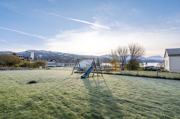 Flott felles hage med lekeapparater