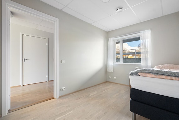 Soverom 1 - Behagelige fargetoner og store vindusflater gir et lyst og avslappende uttrykk