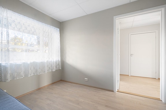 Soverom 2 - Rommet har en praktisk størrelse  - ideelt for både overnattingsgjester eller som et arbeidsrom