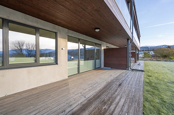 Stor, overbygd terrasse med utgang fra stuen. Terrassen byr på gode solforhold