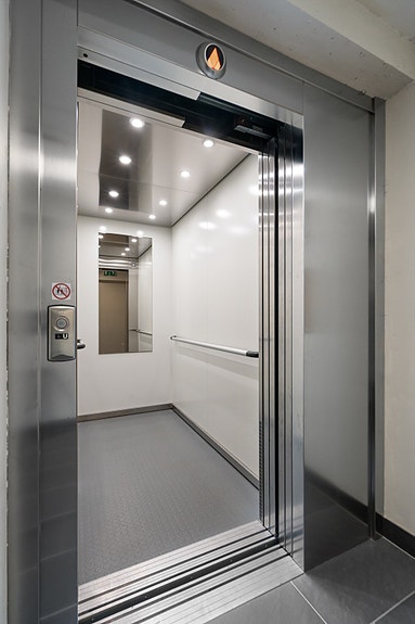 Heis fra garasjeanlegget til alle etasjer gjør det enkelt å komme seg til og fra leiligheten - også med bagasje eller dagligvarer
