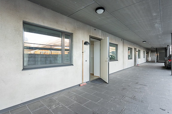 Lett adkomst uten trapper gjør denne leiligheten særlig praktisk for alle aldersgrupper