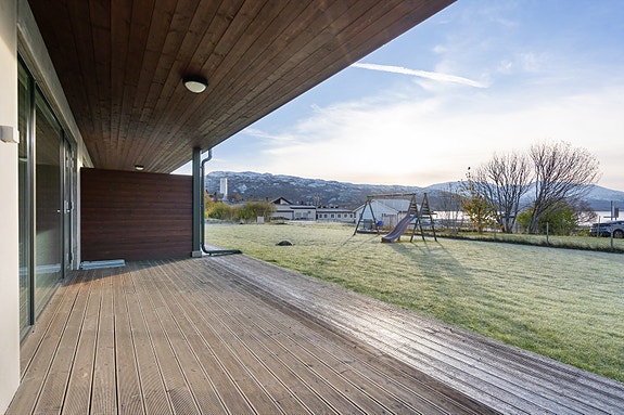 Direkte adkomst til felles hageområde gjør dette til en perfekt uteplass for både voksne og barn. Her er det rom for lek, hageaktiviteter og avslapping