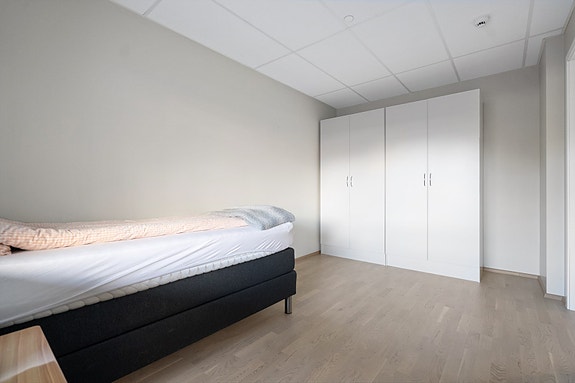 Soverom 1 - Praktisk utformet med garderobeskap