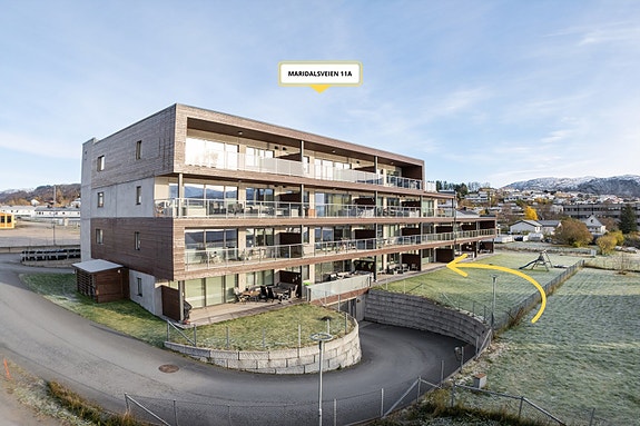 Leiligheten ligger i et moderne bygg fra 2016 med heis, garasjeanlegg og flotte fellesområder. Leiligheten ligger i 1.etasje med enkel adkomst