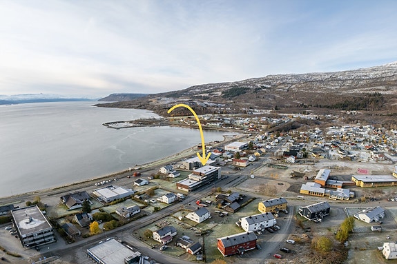 Fra eiendommen er det kort vei til sjøen, dagligvarebutikker og skole rett i nærheten