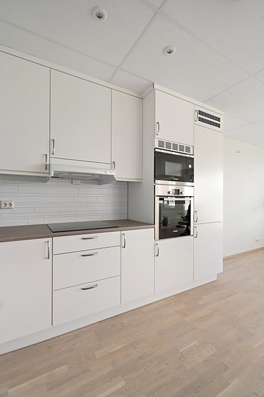 Kjøkkenet er utstyrt med moderne stekeovn, mikro, platetopp, oppvaskmaskin, kjøl- og fryseskap