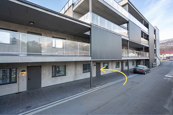 Egen inngang fra svalgang - praktisk, skjermet og med kort vei til parkeringskjeller